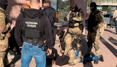 На Дніпропетровщині поліцейські міграційної поліції затримали чоловіка, який заробляв на виготовленні волонтерських посвідчень для військовозобов’язаних