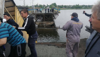 Мост вместе с проезжающей по нему фурой рухнул на Днепропетровщине. ФОТОрепортаж