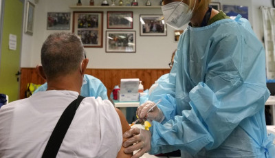 На украинцах из двух городов испытают новые вакцины