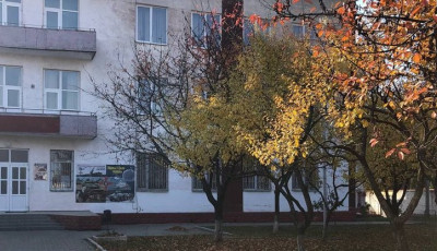 В Ужгороді хлопець зламав ноги, вистрибнувши з вікна військкомату