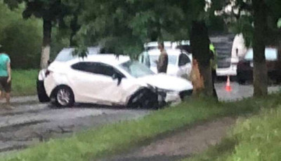 На Київщині блискавка вдарила в автомобіль із людьми