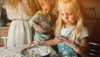 Во Львове 2-летняя девочка засунула руку в мясорубку и осталась без пальцев