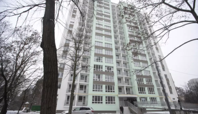 До і після: у Святошинському районі завершили ремонт багатоповерхівки, що постраждала від ракетних обстрілів