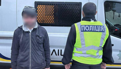 У Києві п'яний хуліган із ножем напав на жінку з дитиною
