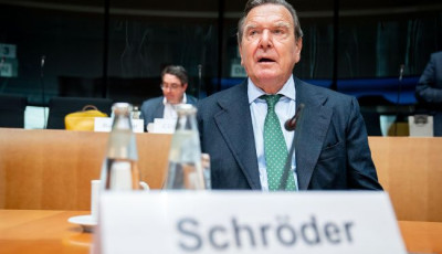 Не на відпочинку. Spiegel назвав нібито справжню мету візиту Шредера до Росії