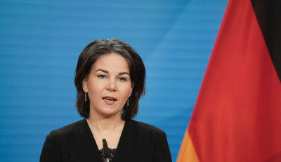 Бербок погрожує грузинській владі санкціями і скасуванням безвізу для посадовців