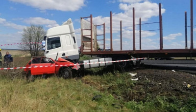 Под Ровно фура раздавила авто с 5-летним мальчиком и его отцом: фото и видео смертельного ДТП