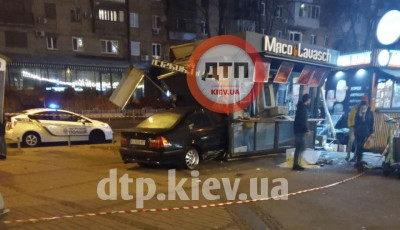 В центре Киева авто вылетело на тротуар и врезалось в ларек с продавцом