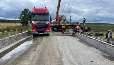 У Макарівській ОТГ закінчують відбудову моста через річку Здвиж