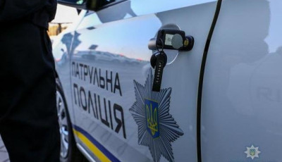Водій “BMW” на Львівщині травмував двох поліцейських: протаранив авто і втік  
