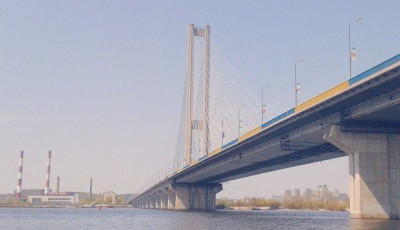 З Південного мосту у Києві кинувся чоловік, ще одному завадили копи 