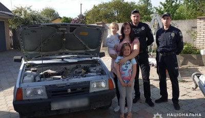 На Хмельниччині патрульні врятували сім’ю з палаючого автомобіля