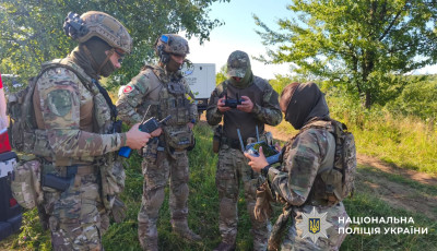 Поліція Буковини розшукує чоловіка, який поранив двох правоохоронців